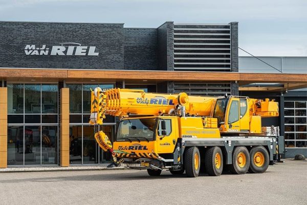 70-tons_telescoopkraan_met_lange_mast