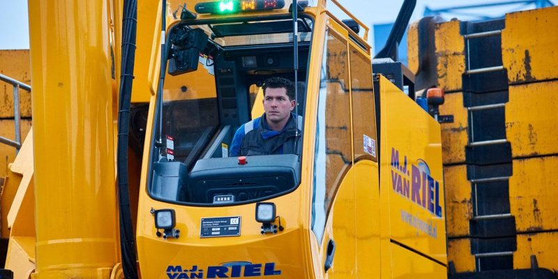 mj-van-riel-hands-on-3[1]